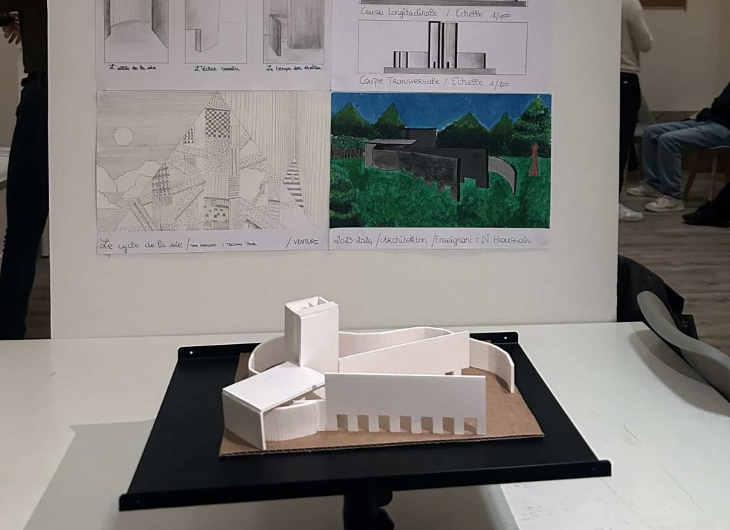 Photographie d’un rendu de projet d’une étudiante en prépa architecture. Le travail est un projet d’architecture constitué de dessins et d’une maquette en carton.