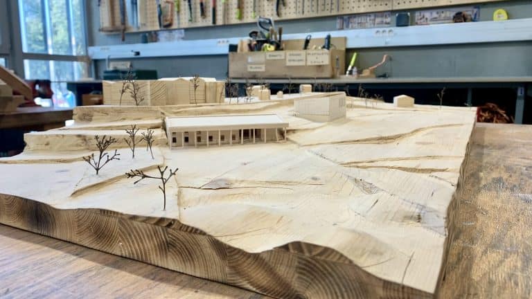 Photographie d’une maquette de travaux étudiants exposés à l’ENSA de Montpellier à l’occasion des journées portes ouvertes 2023 - Photographie de Malo Koepel - étudiant en première année à l’ENSA de Montpellier