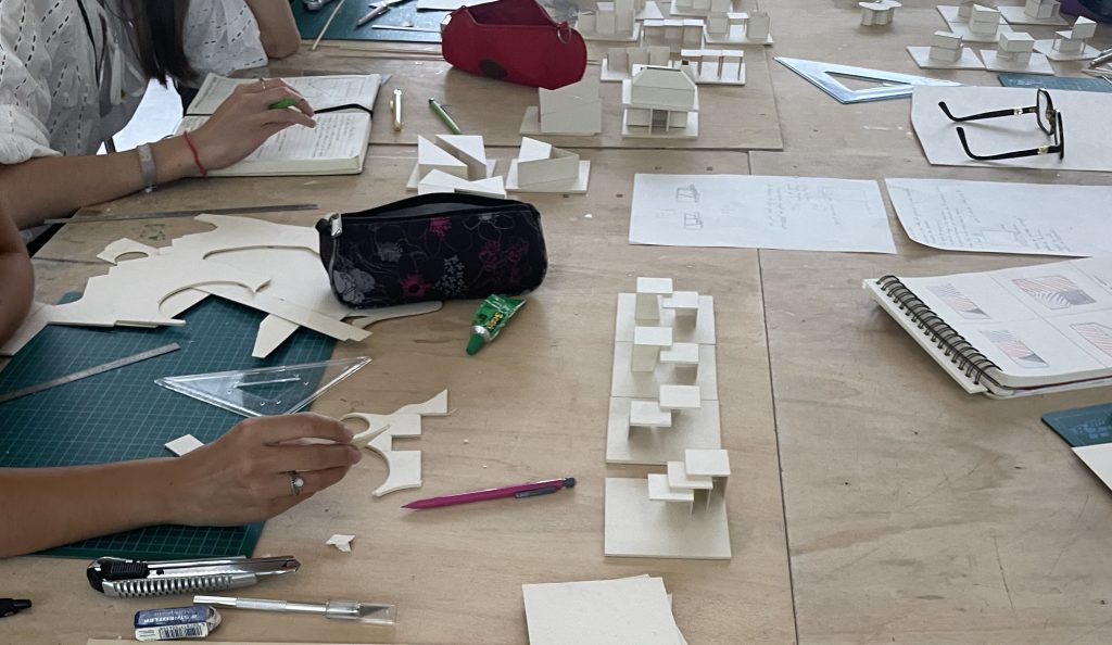 Etudiants en première année de l'ENSA Lyon en atelier de projet